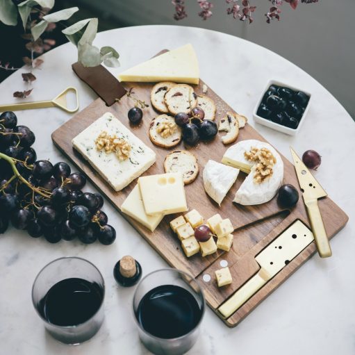 doiy_houten_kaasplank_met_gouden_messen_set_van_3_-sfeer.jpg